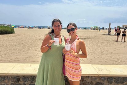Elena y Carmen disfrutan de su regalo por ir a ver una película a Kinepolis Almería.