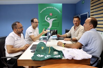 Juntos preparan unas equipaciones para la historia.