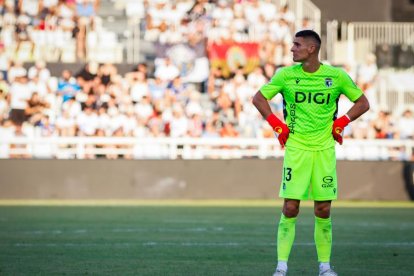 Bruno tiene delante a Ander Cantero, uno de los mejores porteros del Almería.