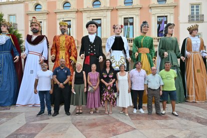 Foto de familia tras la presentación de la exposición de Gigantes y Cabezudos en la Plaza Vieja, uno de los atractivos de la Feria de Almería 2026.