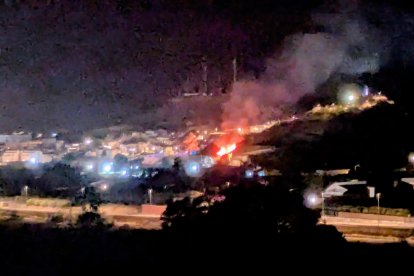 Las llamas en el pueblo de Albox que han alertado a los vecinos.