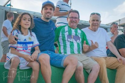Francisco Torres, presidente de AD Los Gallardos, arropado por los periodista Javier Alfaro de Mundo Deportivo, enamorado del pueblo, y Antonio