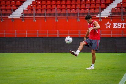 El lateral Álex Muñoz en el entrenamiento del estadio.
