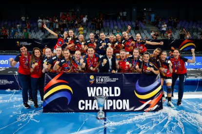 Cristina Cabeza y el resto del equipo celebrando la victoria.