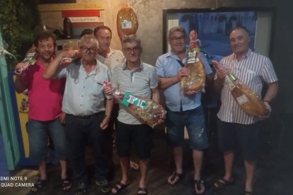 Grupo de amigos en una reunión para jugar al Paulo