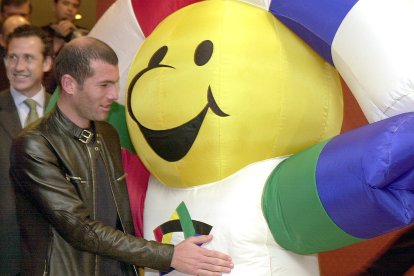 Zinedine Zidane, saluda a la mascota de los Juegos del Mediterráneo Almería 2005.