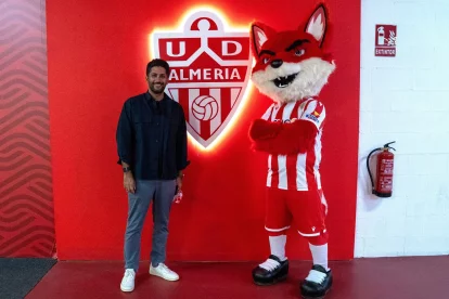El presidente del Almería, Mohammed Al-Khereiji, posando con Urci.