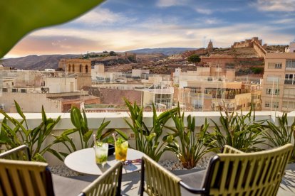 Tomar algo con vistas a la Alcazaba.