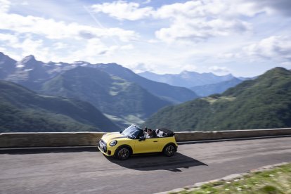 En color Sunny Side Yellow, aporta el tono veraniego perfecto a la carretera.