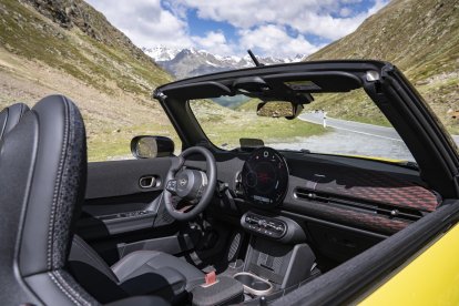 El MINI JCW Cabrio convence por sus dimensiones compactas.