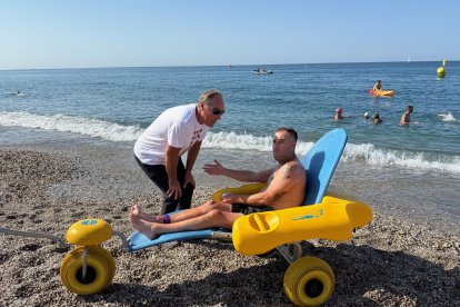 La VI Travesía Inclusiva ‘Carlos Tejada’ crece un 30% y reúne a 220 nadadores en las aguas de Almería.