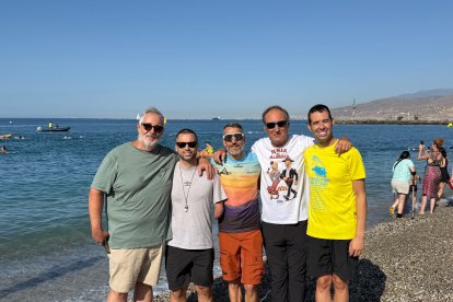 La VI Travesía Inclusiva ‘Carlos Tejada’ crece un 30% y reúne a 220 nadadores en las aguas de Almería.