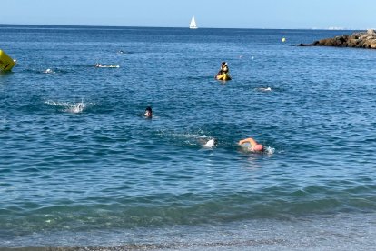 La VI Travesía Inclusiva ‘Carlos Tejada’ crece un 30% y reúne a 220 nadadores en las aguas de Almería.