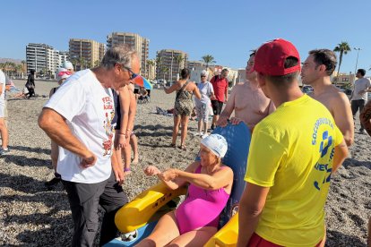 La VI Travesía Inclusiva ‘Carlos Tejada’ crece un 30% y reúne a 220 nadadores en las aguas de Almería.