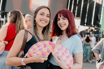 Dos jóvenes en la primera jornada de Cooltural Fest