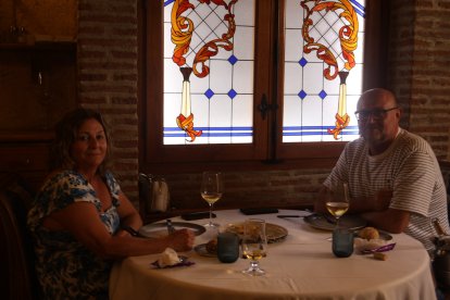 Juani y Rafa disfrutan de la Feria de Almería en Asador Tinta Negra probando uno de los vinos del restaurante.