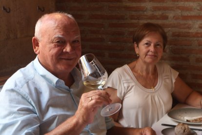 Encarni y Antonio felices por disfrutar una comida juntos en Asador Tinta Negra.