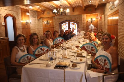 María Mercedes, Inma, Ana belen, Carmen, Reme, Anabel, Juani, Yeya, Jose Francisco, Clemente, Joaquín, José María, Juanmi, Rafa, Pepe y Nico, un grupo de amigos que han venido desde Benahadux para comer en Asador Tinta Negra.