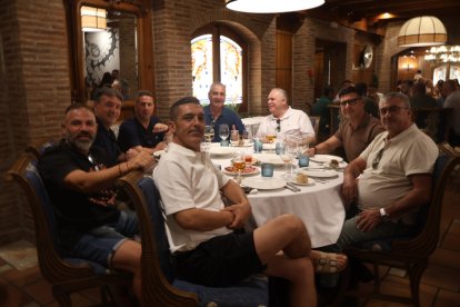 Juanmi, José González, José Ginés, Elisardo, Juan Camacho, Pablo, Cristóbal y Jorge gozan de una comida de empresa en Asador Tinta Negra.