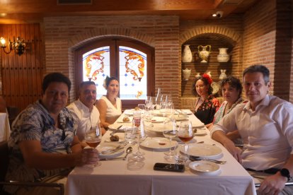 Juan, Angel, Veronica, Mari Carmen, Jesús, Carmina comparten un momento extraordinario en Asador Tinta Negra.