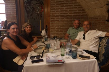 Francisco, Pili, Maribel y Ramón se preparan para comer en Asador Tinta Negra.