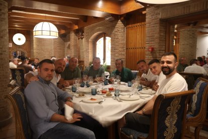 José, Pablo, Manolo, Agüero, Juanmi, Ronda, Santi y Leo disfrutan los entrantes de Asador Tinta Negra.