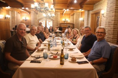 Bartolomé, Antonio, Paqui, Ana, Mercedes, Julia, José, Oriol, José María y Esteban saborean el salmorejo de Asador Tinta Negra.