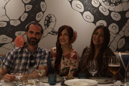 Trino, Carmen y Rosa comienzan la semana de Feria en Asador Tinta Negra.