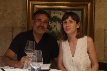 Ana y Javier acuden a Asador Tinta Negra para saborear de sus ricos platos.