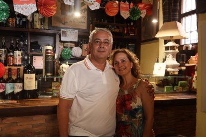 Andrés y Eladia disfrutan de un refresco en la barra de Entrefinos.