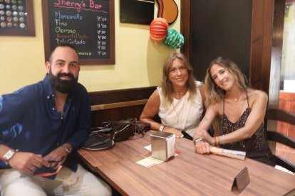 José María, Victoria y Ana con ganas de disfrutar de los platos de Entrefinos.