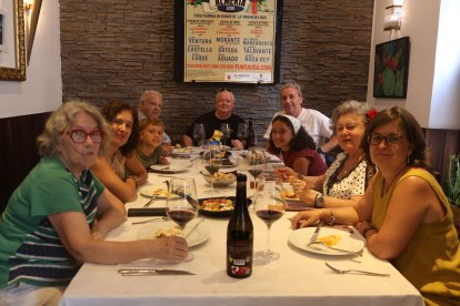 Mamen, Crisanta, Lucía, Rafa, Emilio, José, Rodrigo, Pepe y Elena saborean las patatas a lo pobre con jamón del Entrefinos.