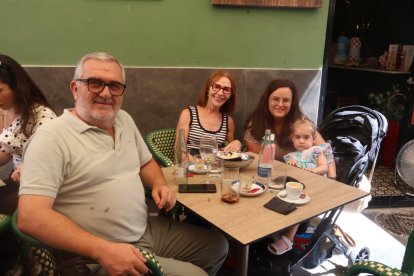 María del Mar, Estefanía, Lucía y Raimundo se toman el postre en Entrefinos.