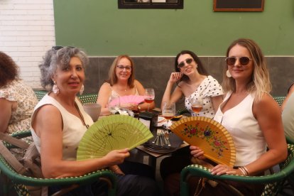 Gabriela, Dolores, Mari Trini y Bianca disfrutan de la terraza de Entrefinos.