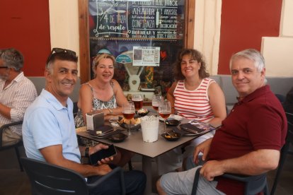Santiago, María del Mar, Azucena y José se toman el entrante en Entrefinos.