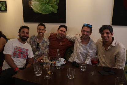 Luis, Peio, Juan, Jaime y Eduardo se toman un refresco en la Quesería Yo Sin Ti, situada frente Entrefinos.