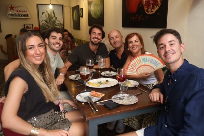 Fernando, Luis, Luisa, Manu, Fernando y Marta celebran un día en familia en la Quesería Yo Sin Ti.