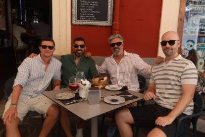 Alberto, Álex, Javi y Julio disfrutan de un día de feria en la terraza de Entrefinos.
