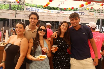 Raúl, Alejandra, Nieves, Álvaro y Marina disfrutan en Ambigú Origen El Estribo.