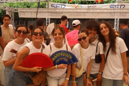 Marta, Mari Loli, María del Mar, Irene, Raquel y Agu saborean unas tapas deliciosas en Ambigú Origen El Estribo.