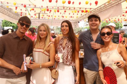 Margarita, Elvira, Alfonso, Cristina y José Ángel disfrutan de la feria del mediodía en Ambigú Origen El Estribo.