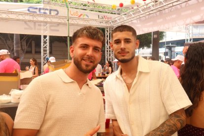 Dani y Raúl, dos amigos que se suman al gran ambiente que se vive en Ambigú Origen El Estribo.