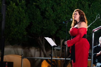 La cantante granadina Anasun Carmona, que hizo revivir las emociones del musical en buena parte del programa.