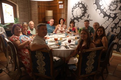 Ana Cayuela, Fernando Fernández, María López, Sonia Elías, Isabel Bisiedo, Marta Araujo, Ricardo Velasco, Alfonso Salmerón, José Manuel Salmerón del grupo 'Amigos para siempre' comparten una comida en Asador Tinta Negra.