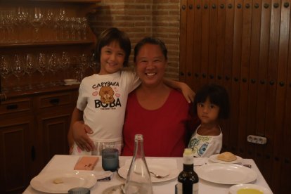 Linyang Zhang, Sofía Yixin Carmona Zhang y Ada Yitian Carmona Zang de Aguadulce acuden a Asador Tinta Negra para pasar un rato en familia.