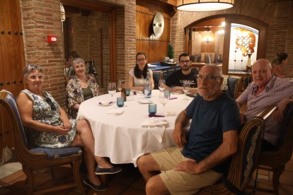 Juan Cules, Iván López, Samanta, Azucena, Loli y Faustino disfrutan de la comida de Asador Tinta Negra.