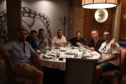 Alesander, Aaron, José, José Antonio, Pepe, Dani y Céspedes disfrutan de la feria en Asador Tinta Negra.