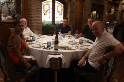 José María, Ricardo, Antonio, Pamela y Joaquín, dueño del Bar Casa Joaquín, esperan los entrantes en Asador Tinta Negra.