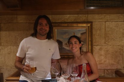 Ramón Marín y María Fernández tienen un rato en pareja en Asador Tinta Negra.