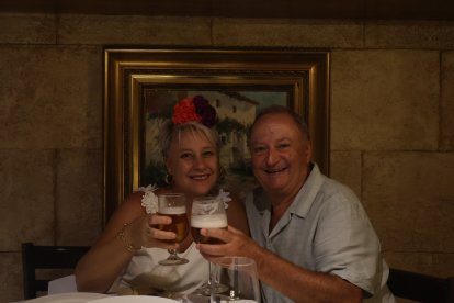 Isabel Torres y José Luis Muros brindan con sus copas en Asador Tinta Negra.